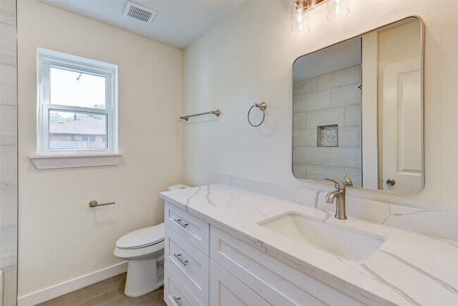 Building Photo - 16813 Glen Eagle Dr N