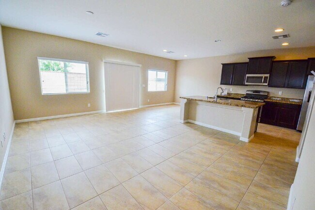 Building Photo - "Spacious 4-Bedroom Retreat with 2.5 Baths in Vibrant Las Vegas Locale!"