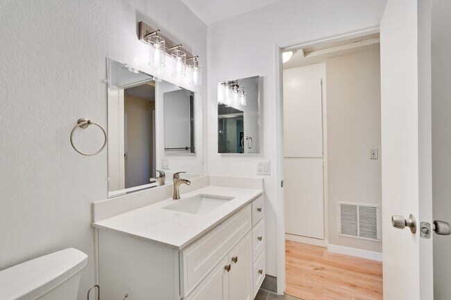 Building Photo - 6651 Bunker Hill Ct