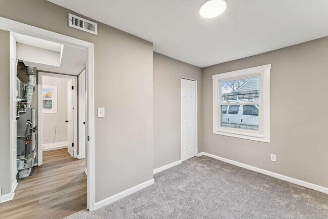 Building Photo - Beautifully renovated 5-bedroom, 2 full bath home ready for move-in!  1st month's rent is FREE!*