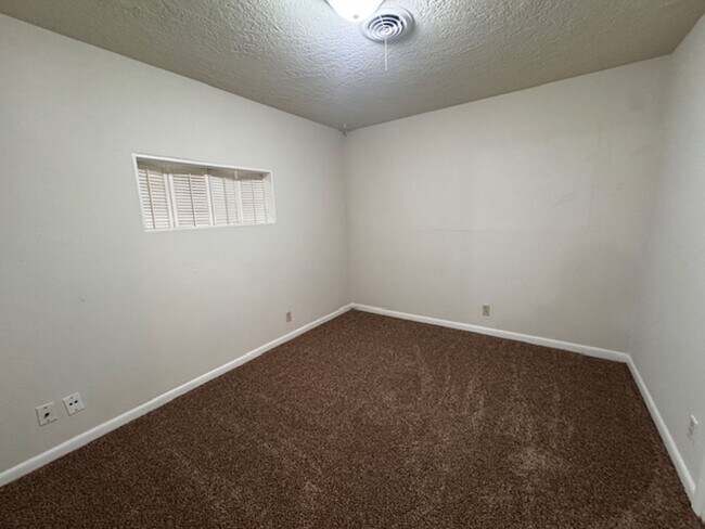 Building Photo - 3 bed 2 bath in a great neighborhood in Norman, Refreshed and ready for move in, 200 0ff by May 1st!