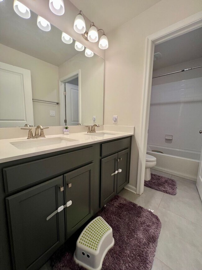 Building Photo - Stunning 4-Bed Townhome in Quakertown! Available NOW!