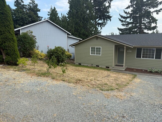 Building Photo - 2 Bedroom, 1 bathroom House