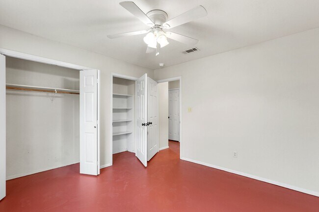 Building Photo - Eclectic 3 Bedroom, 2 Bathroom Home - 2 Car Garage - Fenced Yard and More!