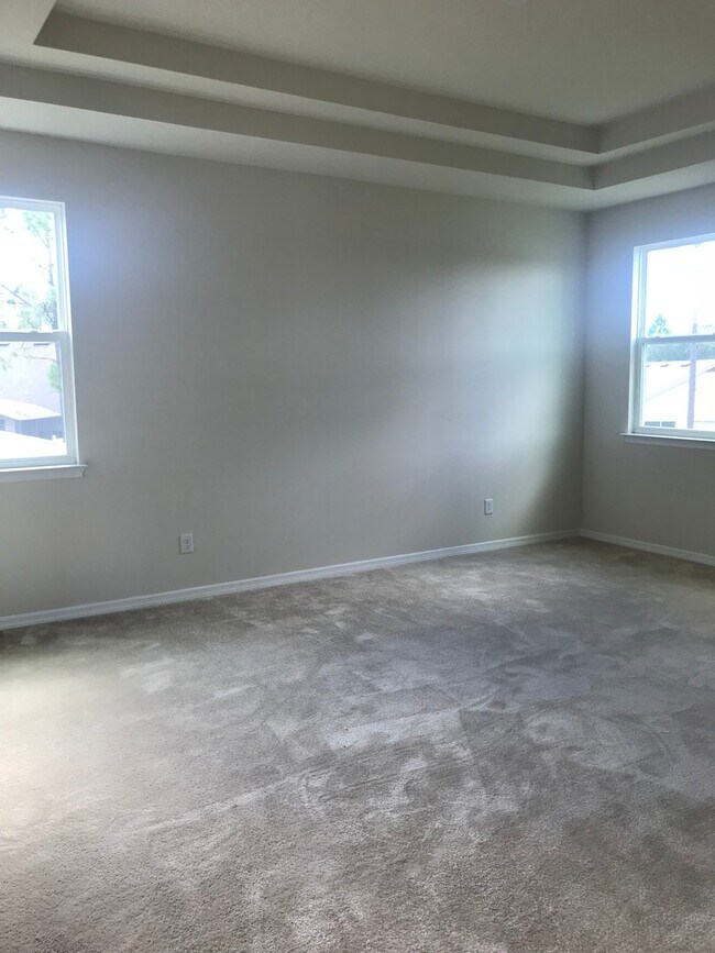 Building Photo - 5 Bedroom 4 Bathroom Family Home at Windst...