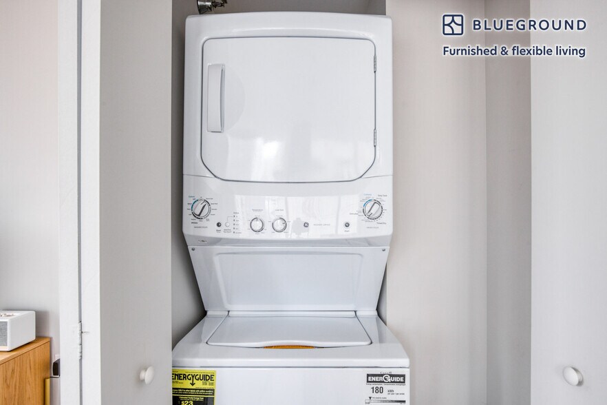 Building Photo - 8 E Huron St