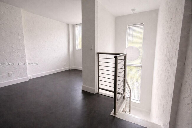 Building Photo - 1660 NE 135th St