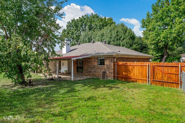 Building Photo - Check Out This 3 Bedroom 2 Bath Close to B...