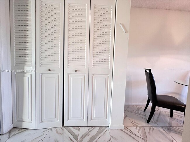 Building Photo - 569 Fanshaw N