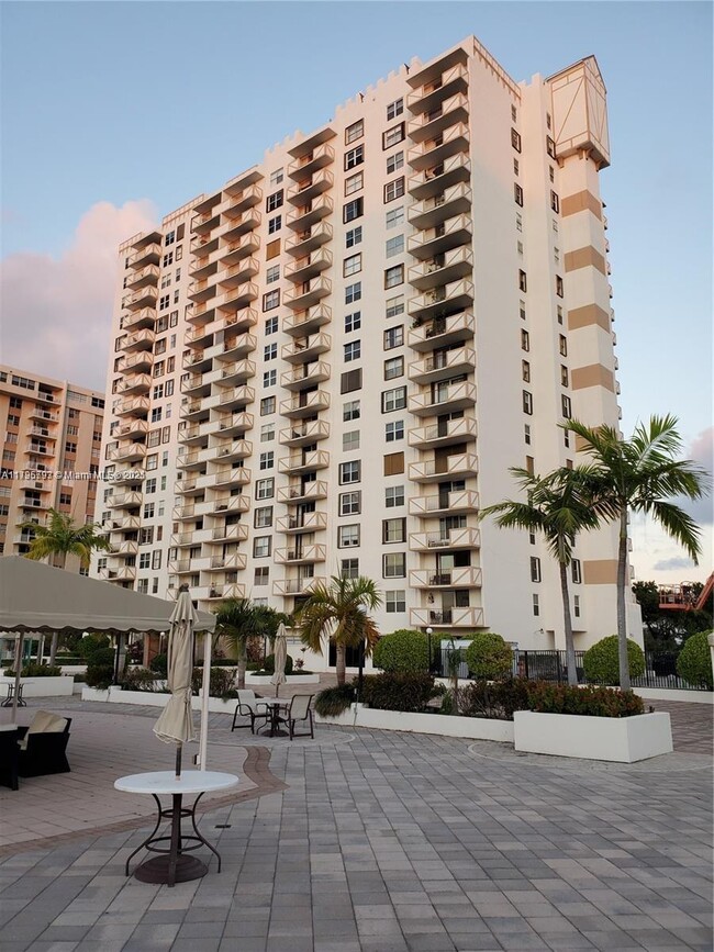 Building Photo - 1865 S Ocean Dr