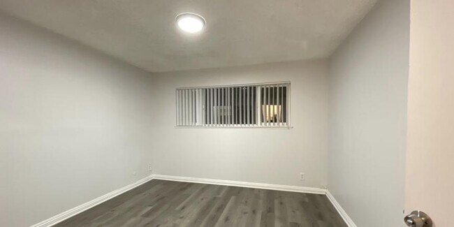 Building Photo - 2.0 bedroom in Canoga Park California 91304