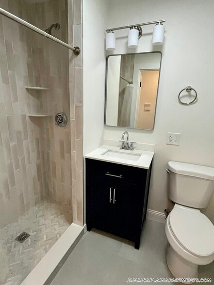 Building Photo - 370b Centre St