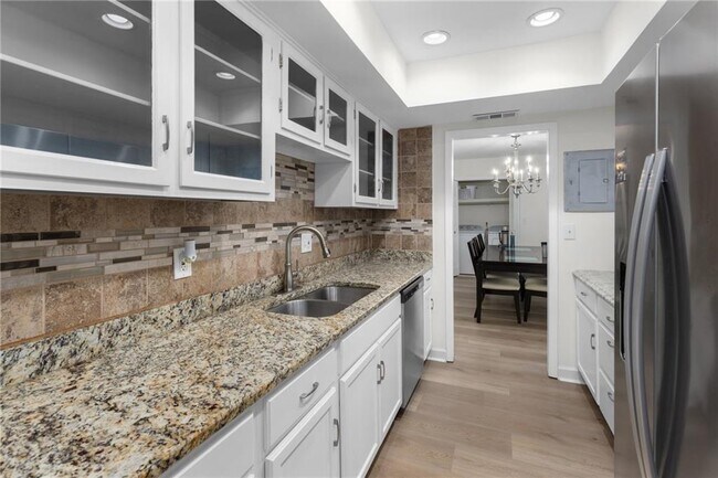 Building Photo - 6851 Roswell Rd