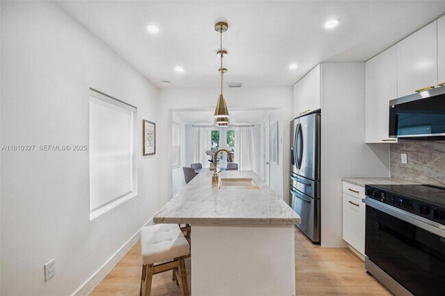 Building Photo - 12325 NE 11th Pl