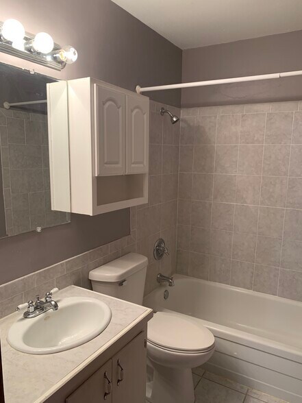 Building Photo - 2237 Hampshire Ave S