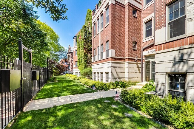 Building Photo - Stunning Wicker Park 3 Bed - Available August 1st