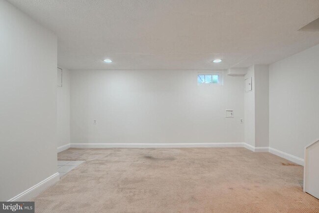 Building Photo - 521 Academy Rd