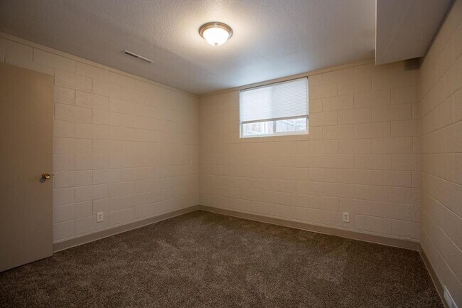 Building Photo - Students Welcome! Great Location!