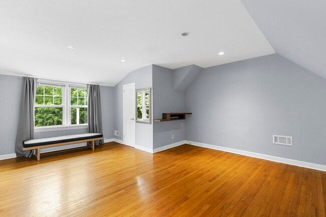 Building Photo - 190 E Rocks Rd