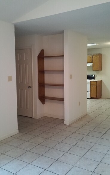 Foyer with shelves - 104 Post Oak Pl
