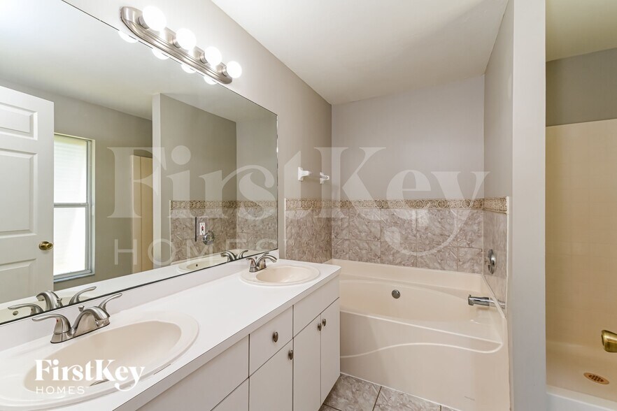 Building Photo - 2919 NW 4th Pl