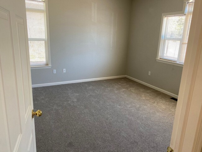 Building Photo - Located in the Heart of Reno