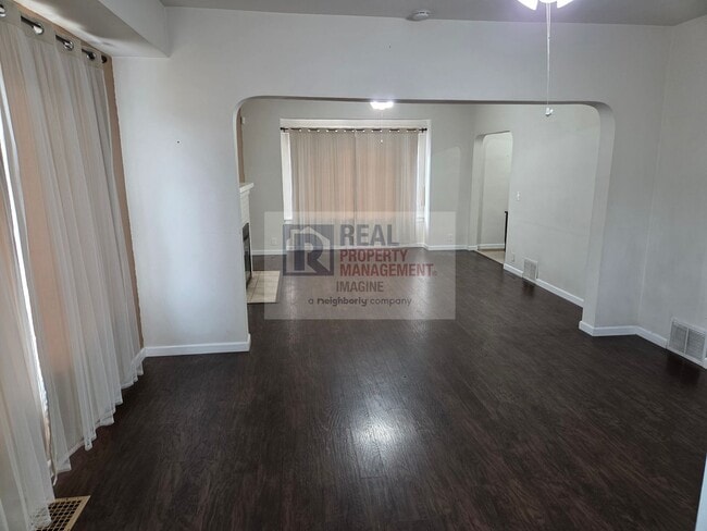 Building Photo - Check out this beautiful 4 bedroom, 2 bath...