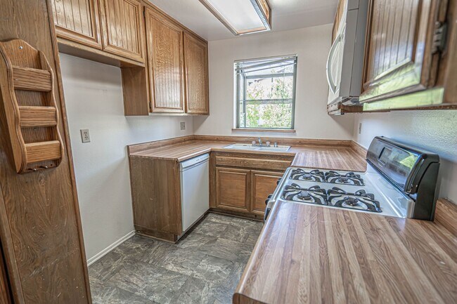 Building Photo - Canyon Oaks 2 Bedroom Rental Home in Canyo...