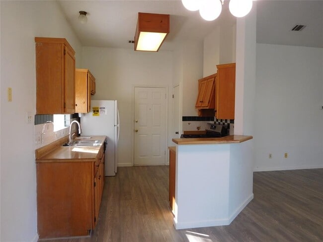 Building Photo - 2202 Quiet Wood Dr