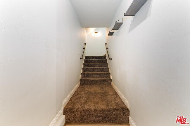 Building Photo - 1609 E Hillcrest Dr