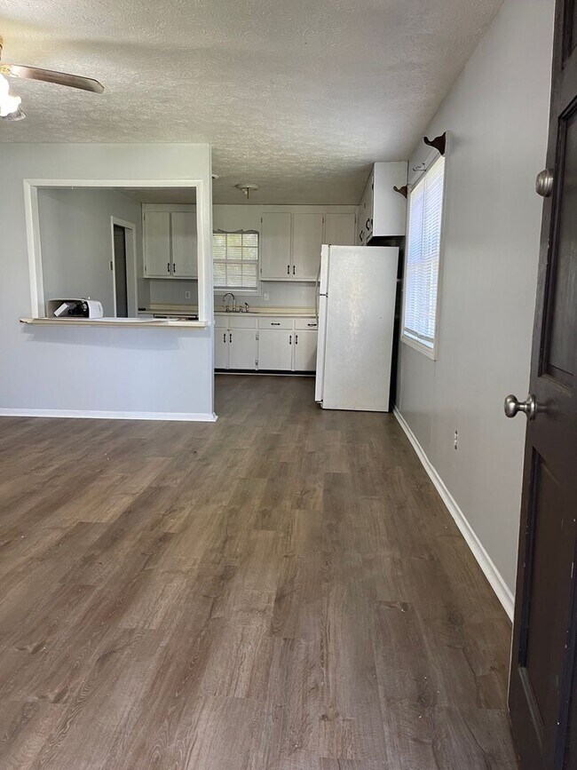 Building Photo - 2 bedroom/1 bath Westside Duplex!