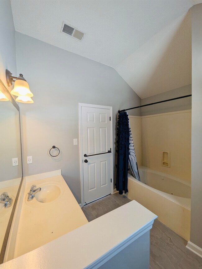 Building Photo - 9410 Garden Woods Dr