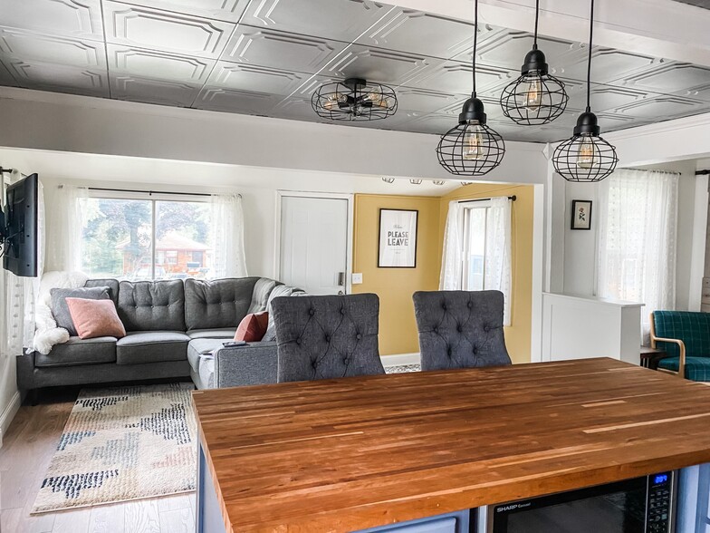 Open layout living room faces the large front yard. - 1012 Englewood Ave