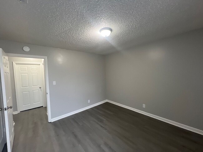Building Photo - 2 Bedroom, 1 bath, 1 Story Duplex