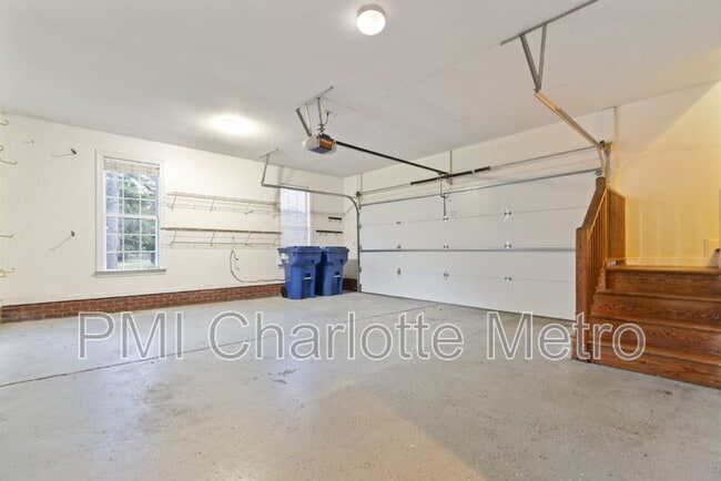 Building Photo - 5916 Meadowmere Dr