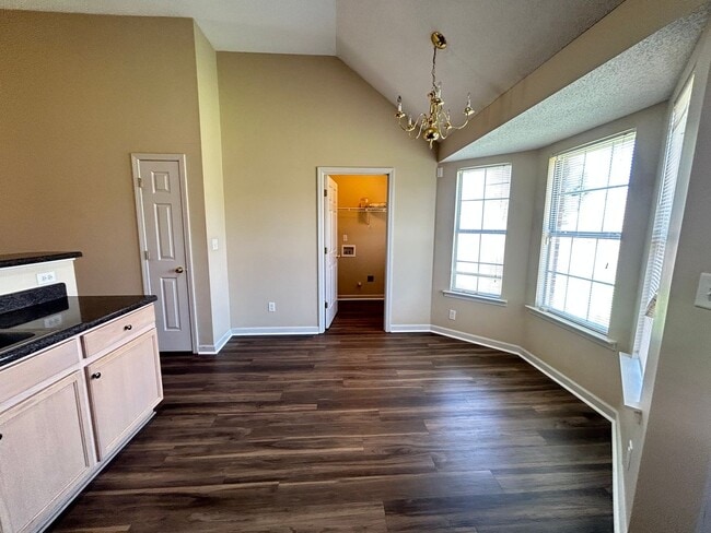 Building Photo - Cozy home in The Commons neighborhood offering split bedroom floor plan! Back yard is fully fence...