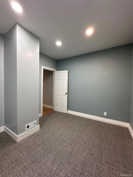 Building Photo - 2286 Tuxedo St