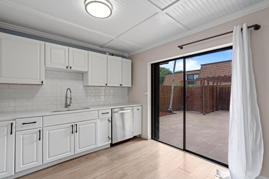 Building Photo - 1405 14th Ln