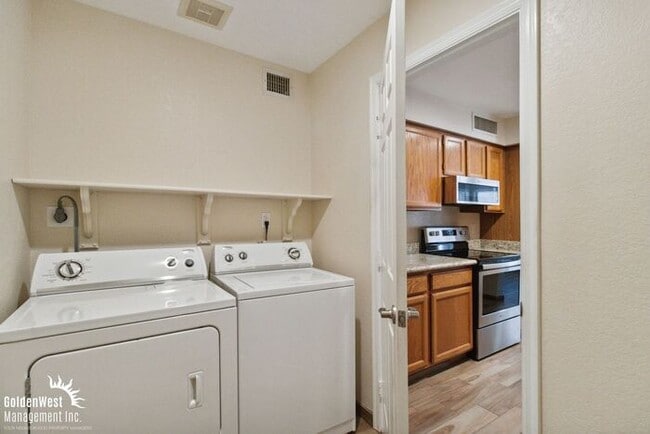 Building Photo - Gorgeous 2Bdm 2Ba Single Story Home with A...