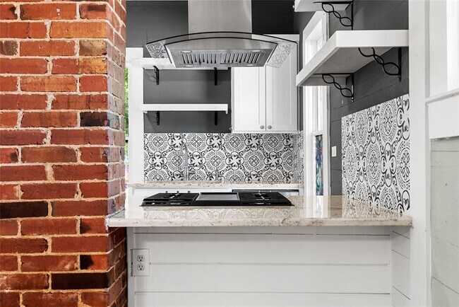 Building Photo - 108 N Ave B