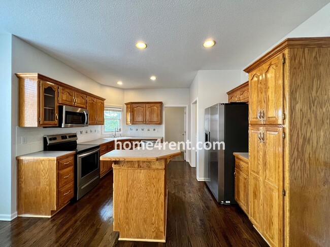 Building Photo - Beautiful Overland Park w/ Wood Floors Thr...