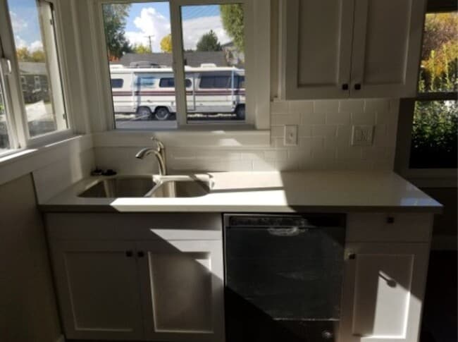 Building Photo - Lovely 2 Bed/2 Bath Home