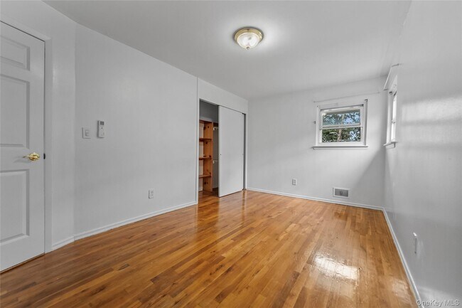 Building Photo - 35 Westwind Rd