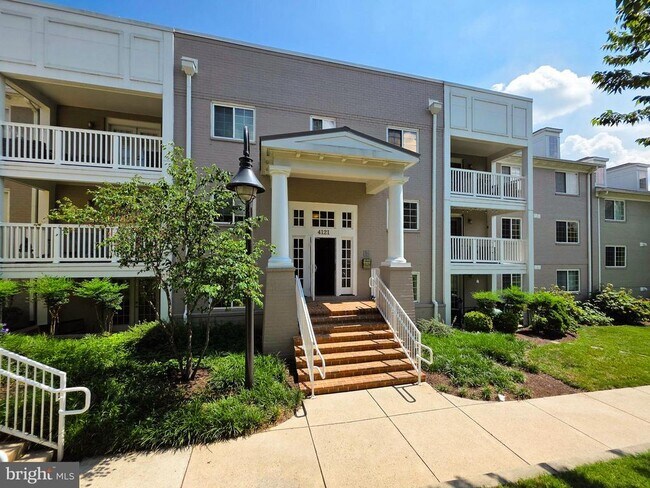Building Photo - 4121 S Four Mile Run Dr