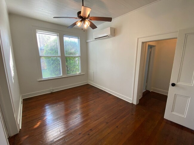 Building Photo - 914 1st Ave