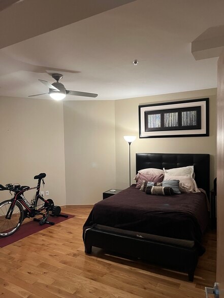 Building Photo - 701 W Lakeside Ave