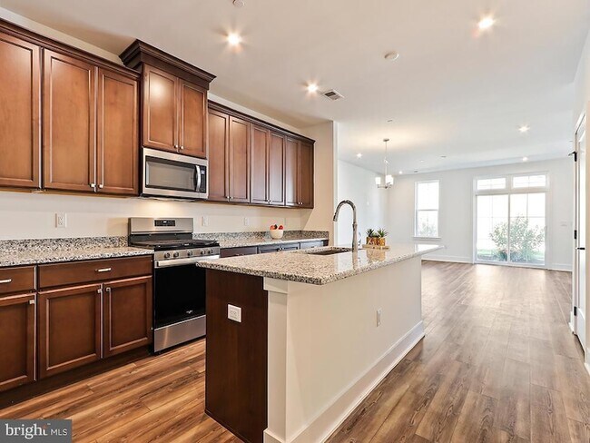 Building Photo - 6105 Vivaldi Rd