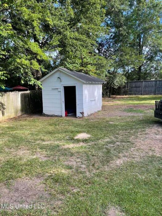 Building Photo - 200 Stillwood Dr