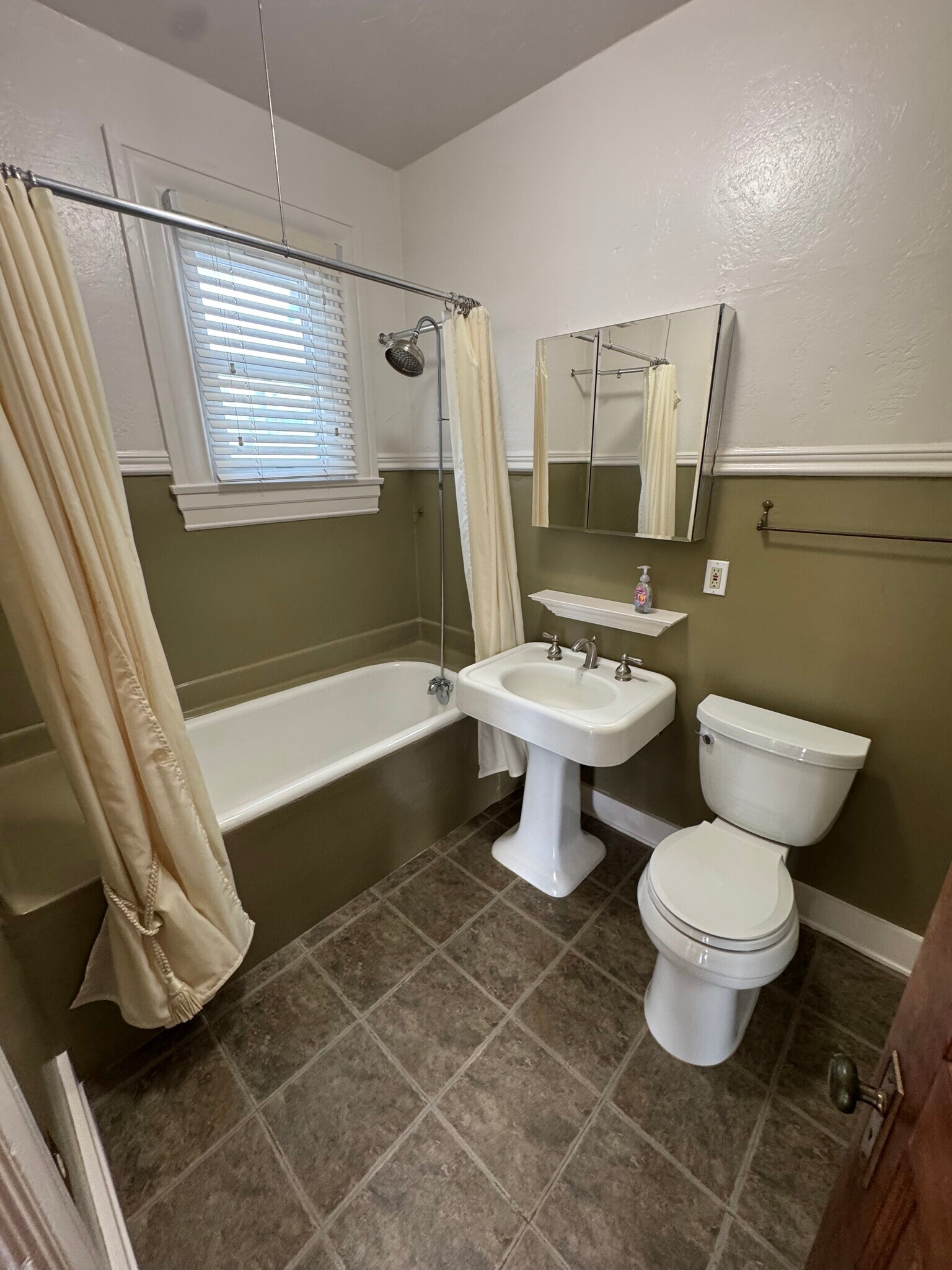 Building Photo - 2329 Curlew St