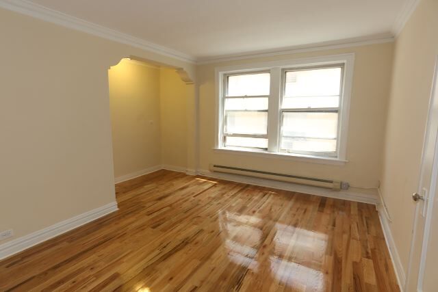 Building Photo - 430 W Roscoe St